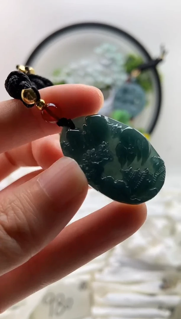 翡翠未镶嵌颈饰山水牌