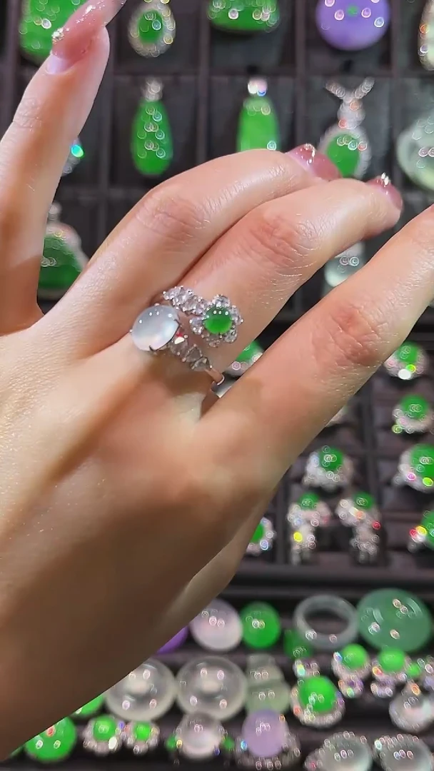 18K金镶嵌戒指翡翠戒指