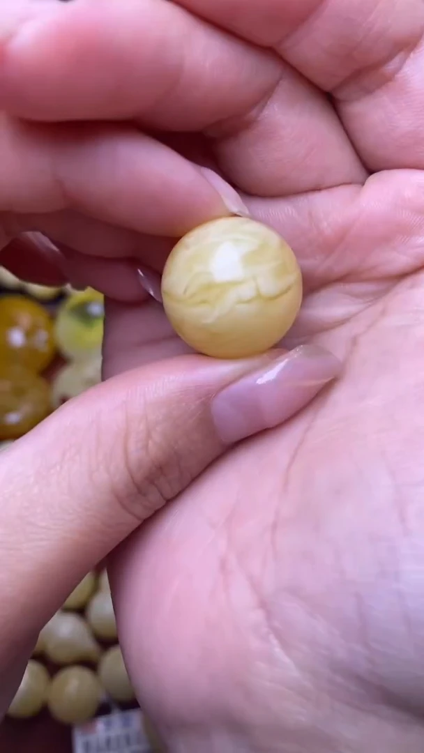 未镶嵌琥珀裸石葵. 40