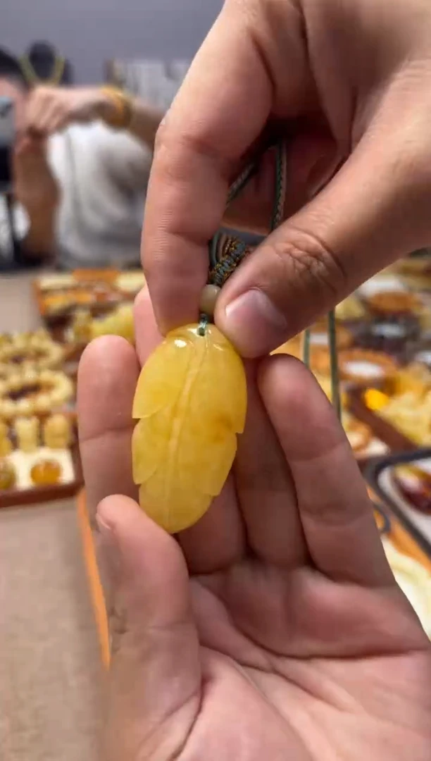【闪购商品】蜜蜡裸石未镶嵌雕刻