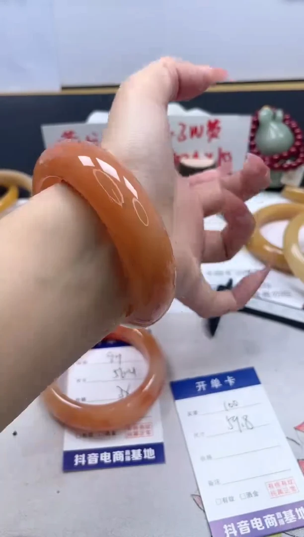 【闪购商品】石英质玉手镯未镶嵌100/59.8