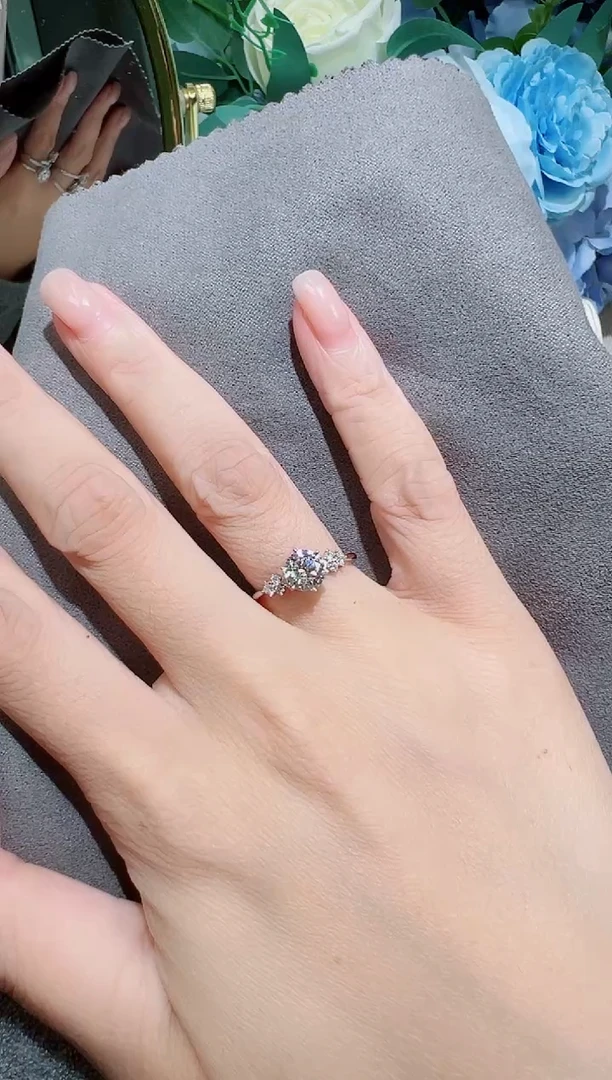 铂Pt950镶嵌实验室培育钻石1克拉圆钻柏林情书