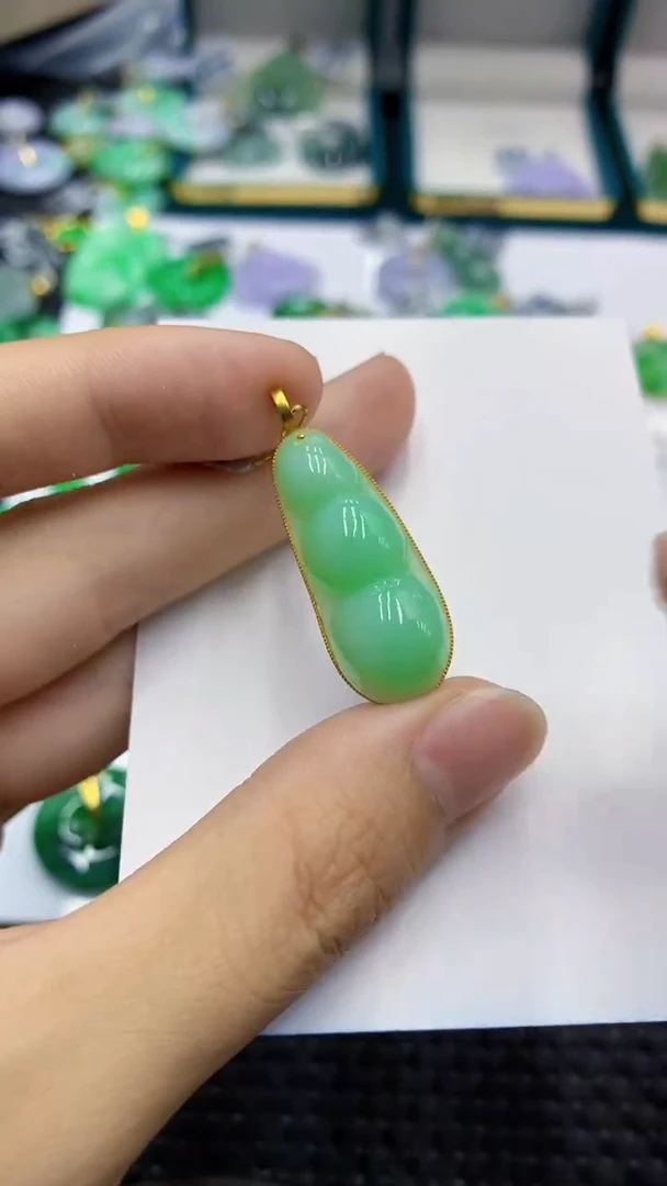 翡翠18K金镶嵌颈饰             8