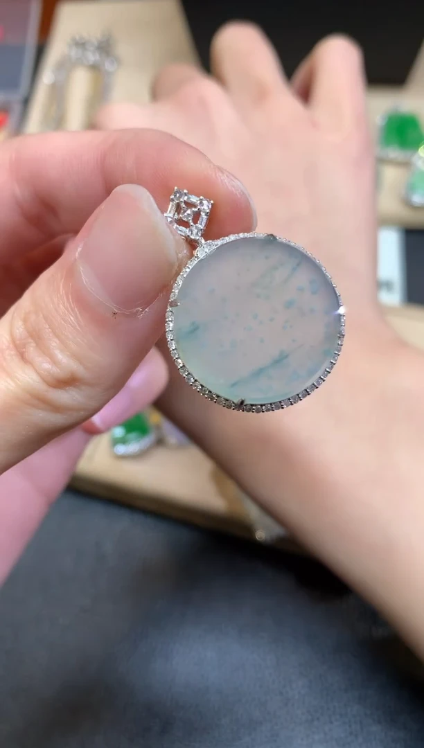 【闪购商品】翡翠颈饰18K金镶嵌无事牌【无服务费】