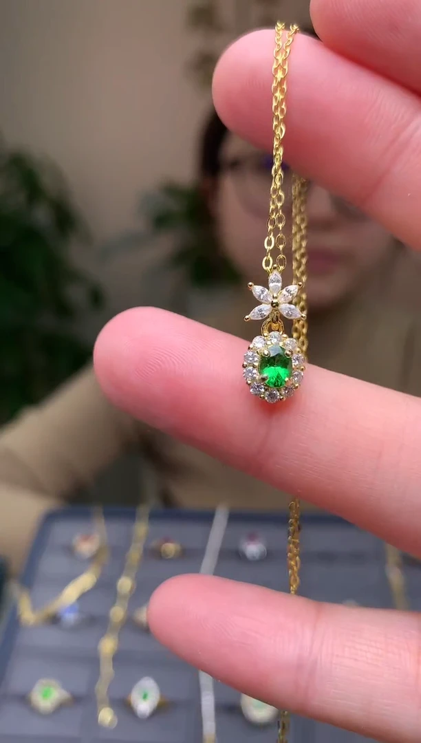 银S925镶嵌颈饰石榴石（沙弗莱）吊坠