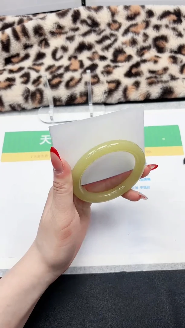 【闪购商品】石英质玉手镯未镶嵌80-55