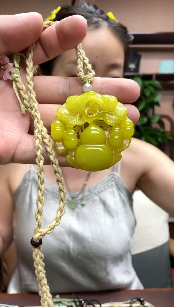 岫玉未镶嵌颈饰·