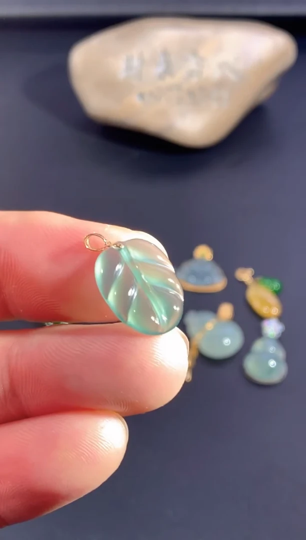 颈饰18K金镶嵌翡翠