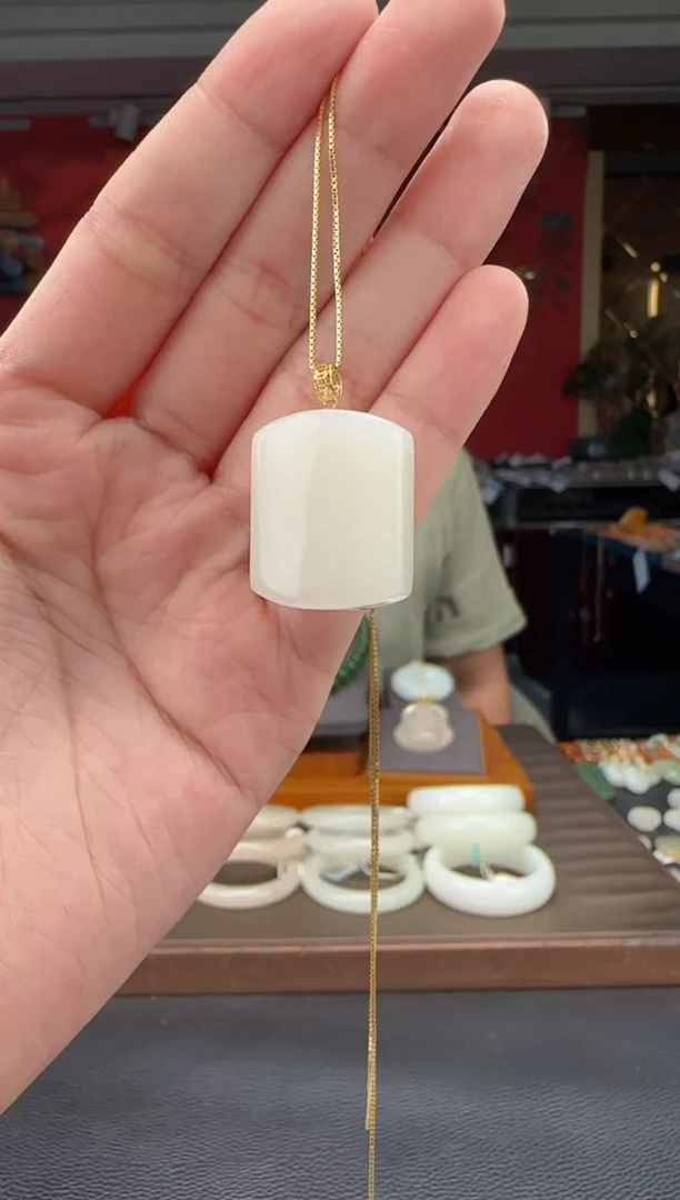 和田玉18K金镶嵌颈饰白玉无事牌