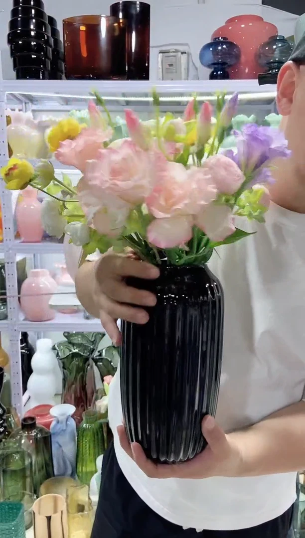 黑色花瓶..............