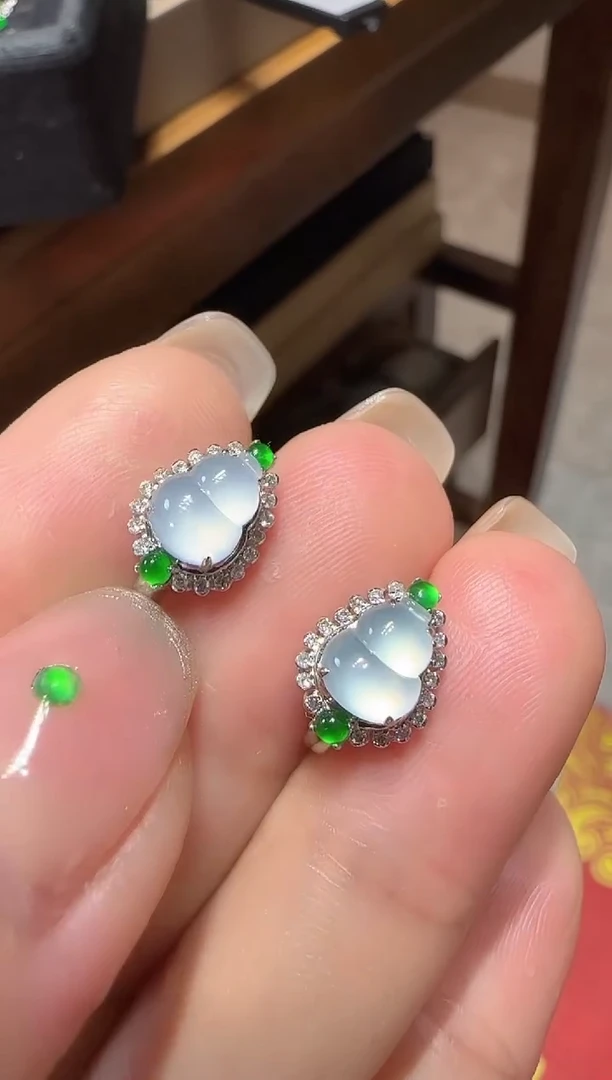 【闪购商品】翡翠耳钉18K金镶嵌葫芦