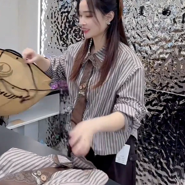 法式轻奢高级感独特漂亮上衣设计感小众超好看咖色条纹衬衫女秋季