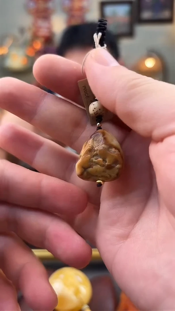 未镶嵌颈饰琥珀挂件