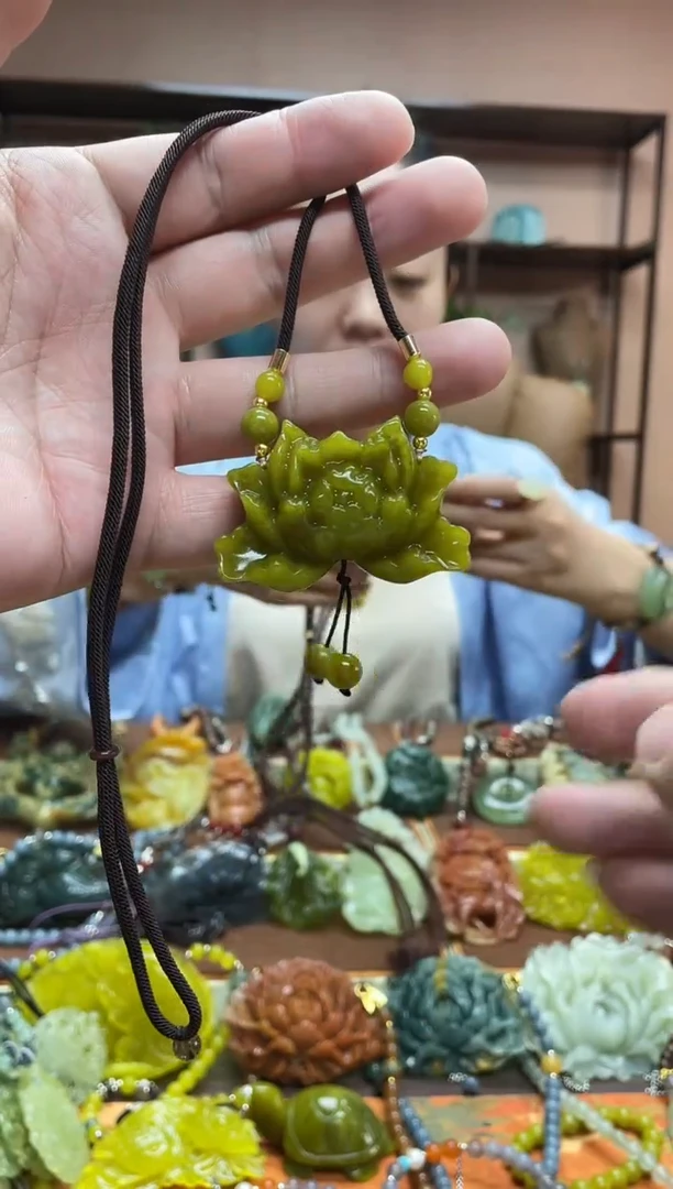 未镶嵌岫玉吊坠多样性发货发其中之一