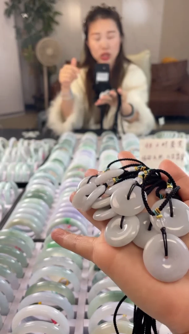 【闪购商品】翡翠吊坠(不含链)未镶嵌多样性发货 发一件