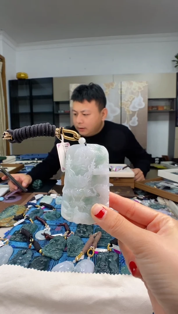 颈饰未镶嵌翡翠 多样性发其一