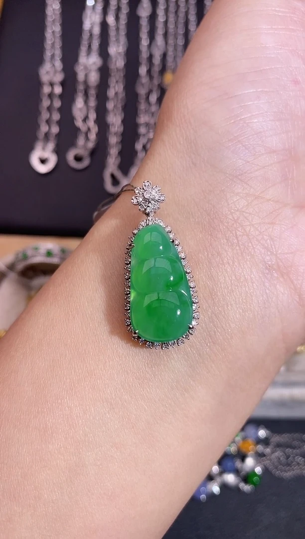 颈饰18K金镶嵌翡翠L***李吊坠