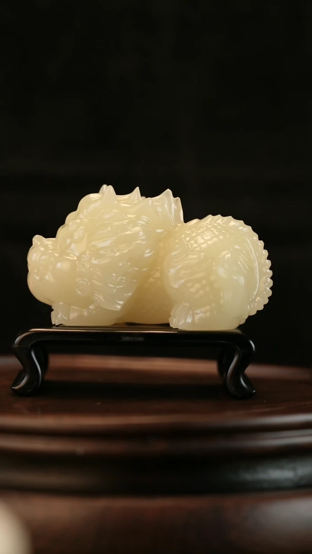 云南石竹叶青雕刻：麒麟纳福