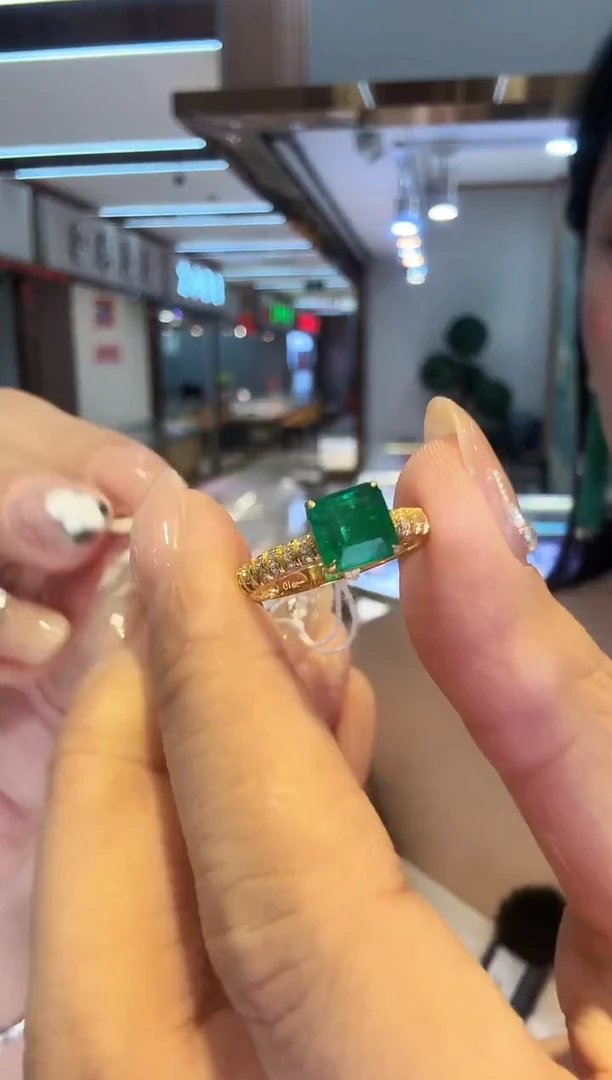 18K金镶嵌戒指祖母绿1.60ct