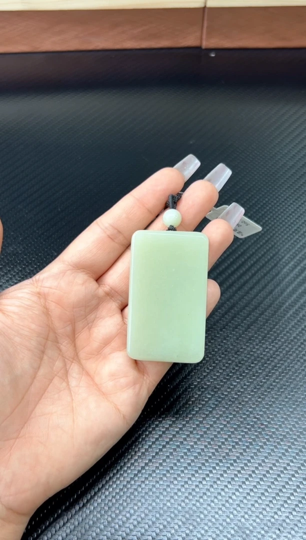 吊坠(赠链)未镶嵌和田玉且末微色差迪克兰二细km