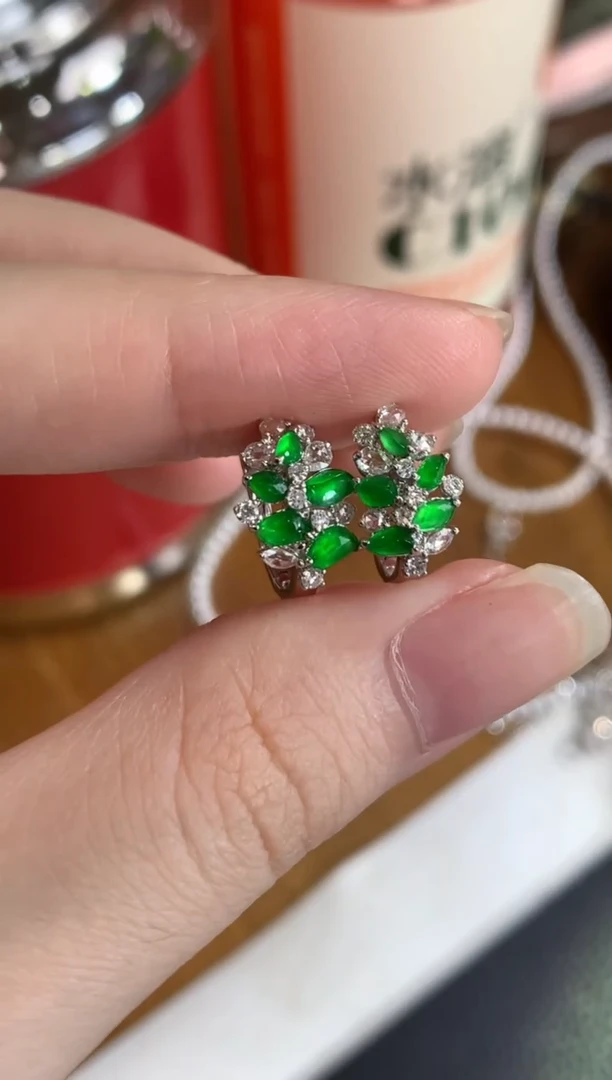 18K金镶嵌翡翠耳饰绿随形耳包