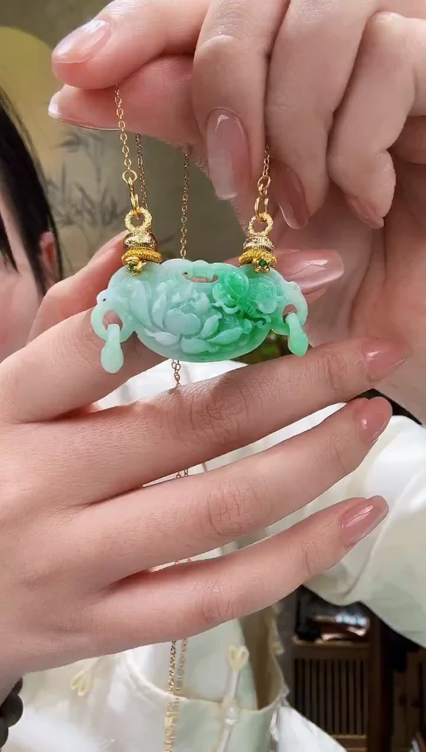 颈饰未镶嵌翡翠吊坠