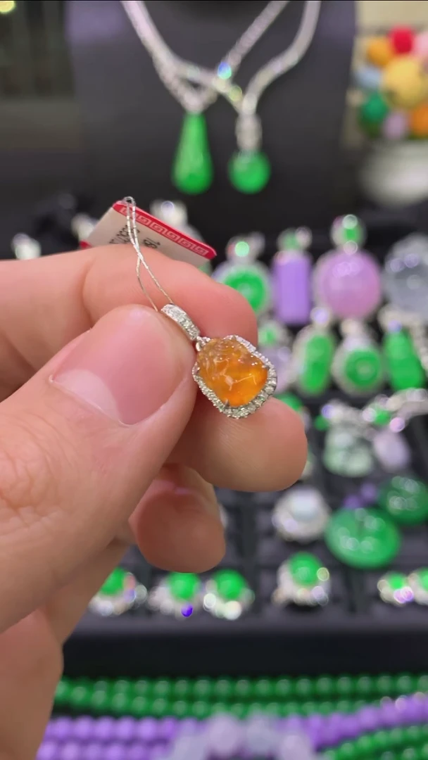 颈饰18K金镶嵌翡翠吊坠