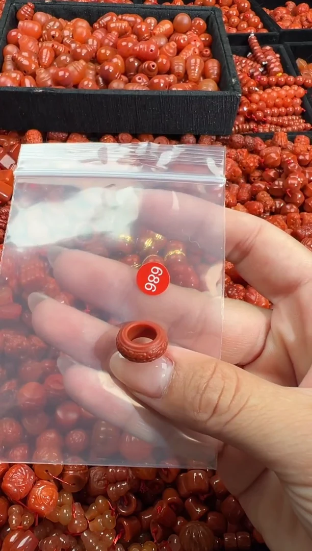 南红玛瑙未镶嵌颈饰1