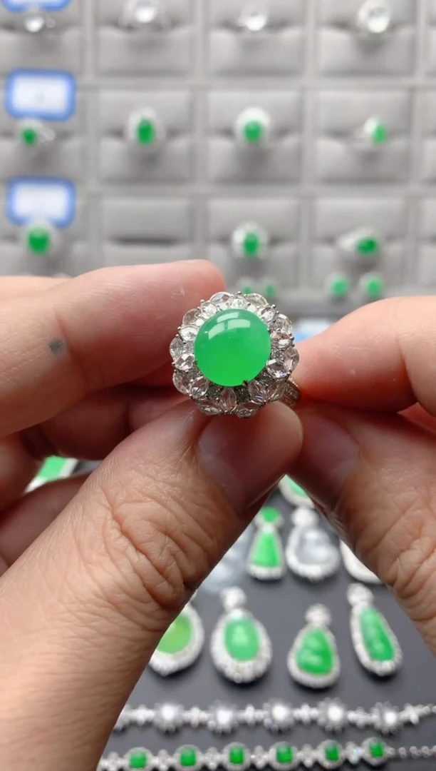 18K金镶嵌戒指翡翠18K翡翠伴钻