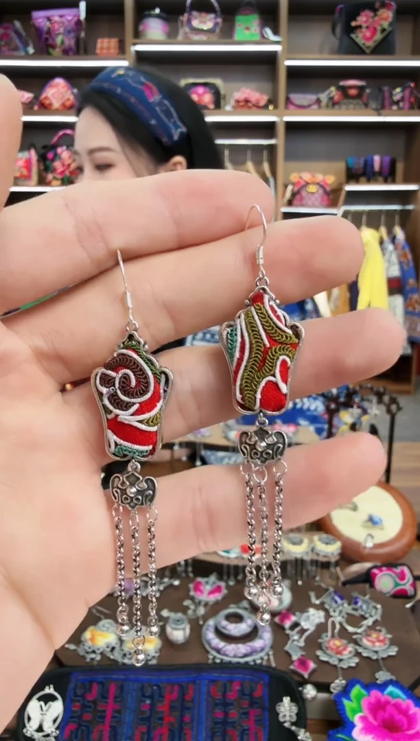 【闪购商品】织绣16蒙阿苏苗绣传承