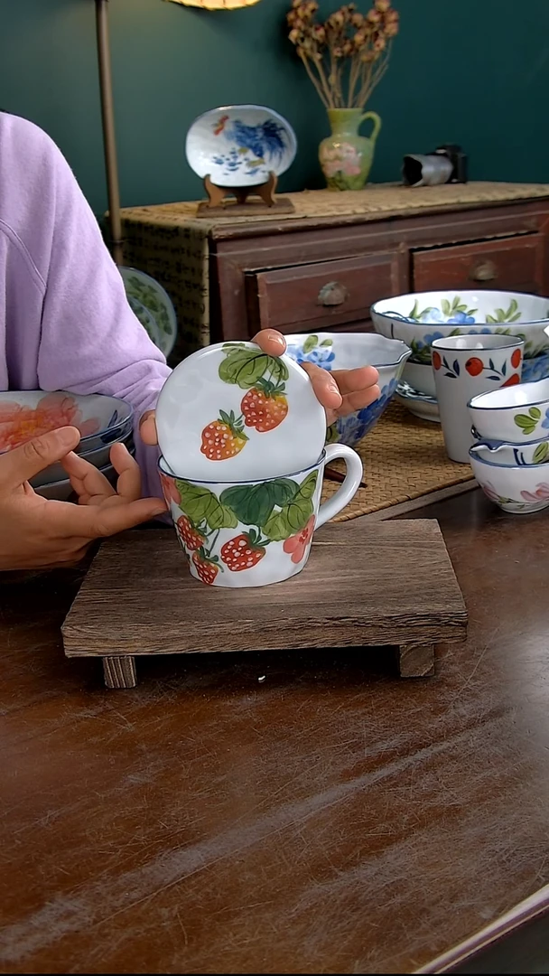 瓷片高白锤纹盖杯-草莓