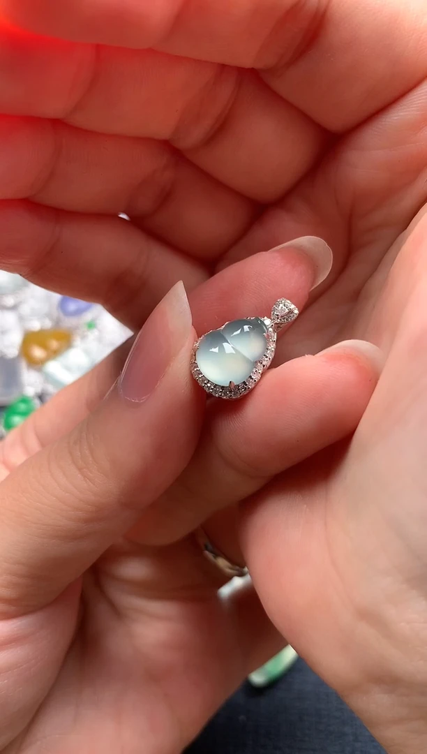 颈饰18K金镶嵌翡翠天空蓝葫芦