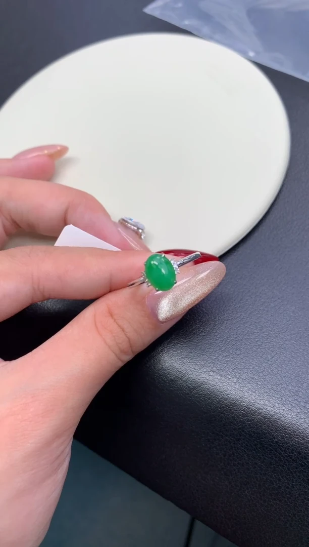 颈饰18K金镶嵌翡翠48小时鉴赏期 退货不扣服务费