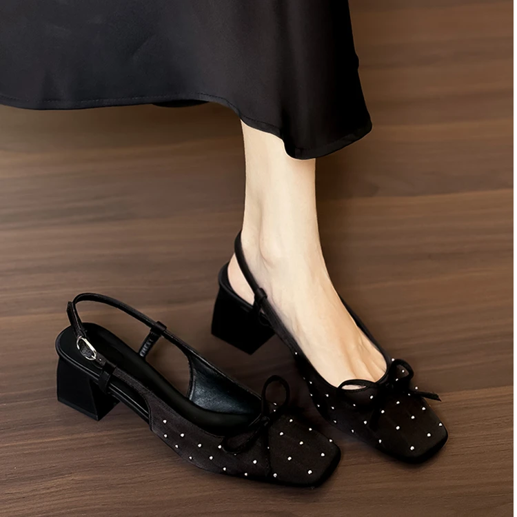 蝴蝶结黑色单鞋后绊带包头凉鞋女2025新款夏季外穿绸缎粗跟高跟鞋