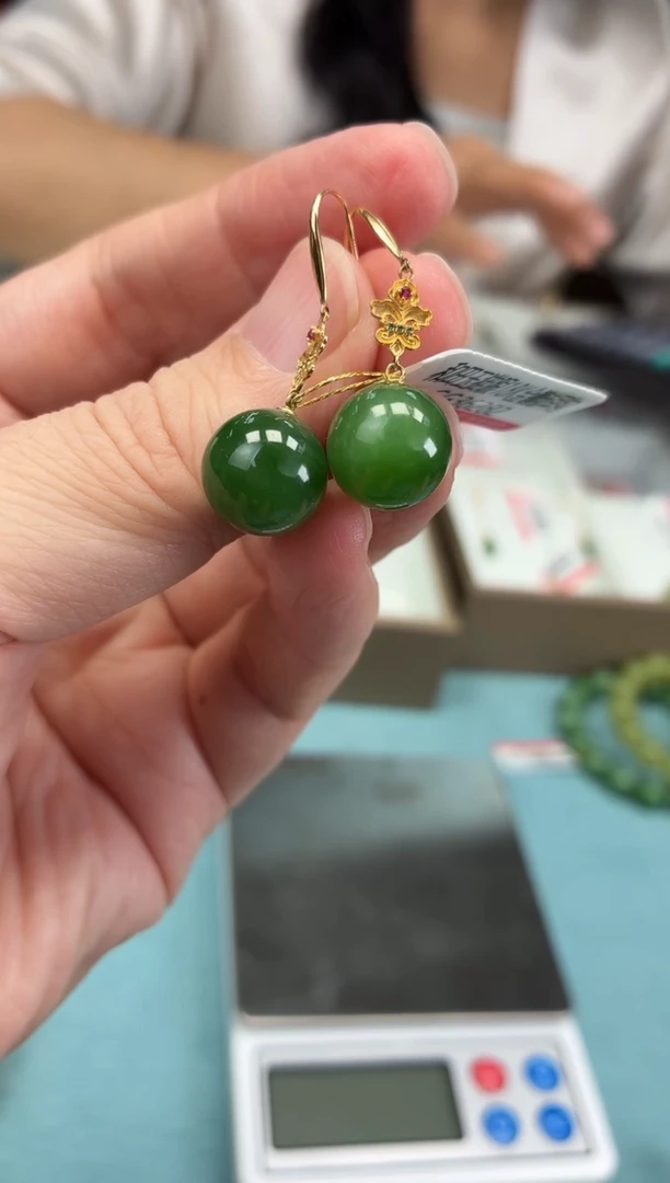 颈饰18K金镶嵌和田玉耳饰