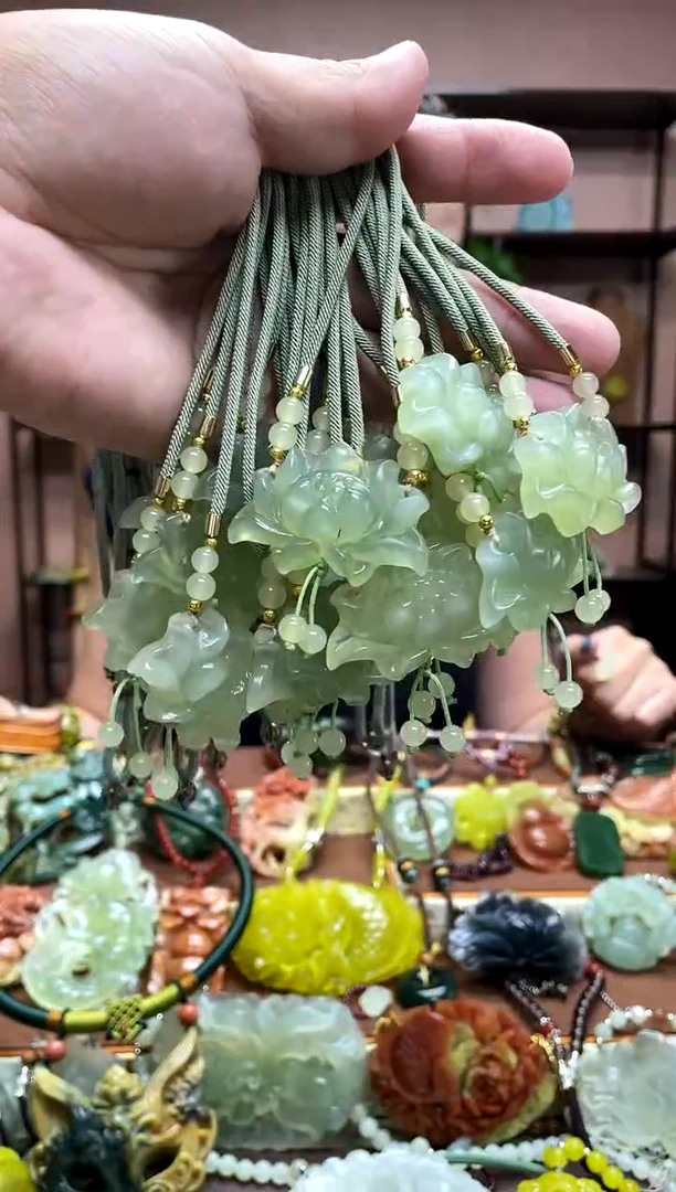 未镶嵌岫玉颈饰多样性发货发其中之一