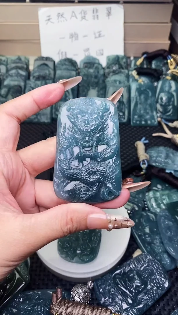 颈饰未镶嵌翡翠