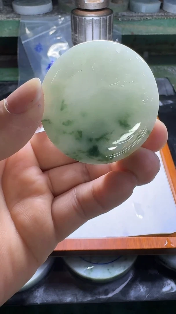 颈饰未镶嵌翡翠水***?挂件