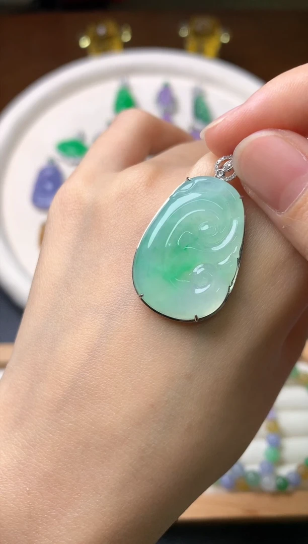 【闪购商品】翡翠吊坠(赠链)18K金镶嵌吊坠