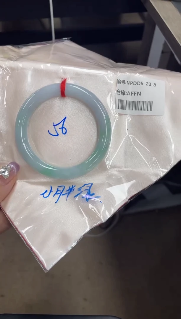 翡翠手镯未镶嵌翡翠手镯