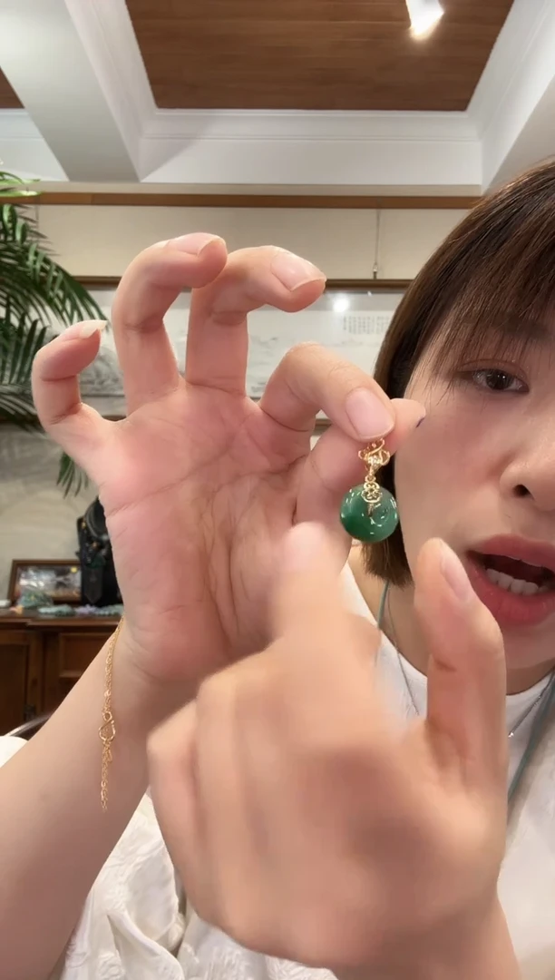 翡翠未镶嵌颈饰国风