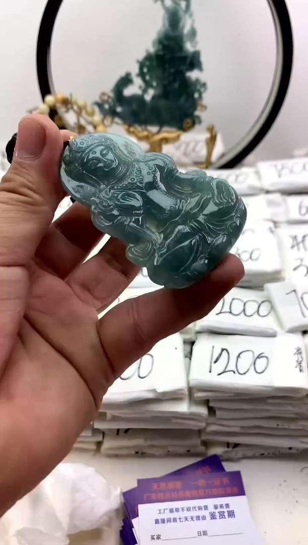 翡翠未镶嵌颈饰观音