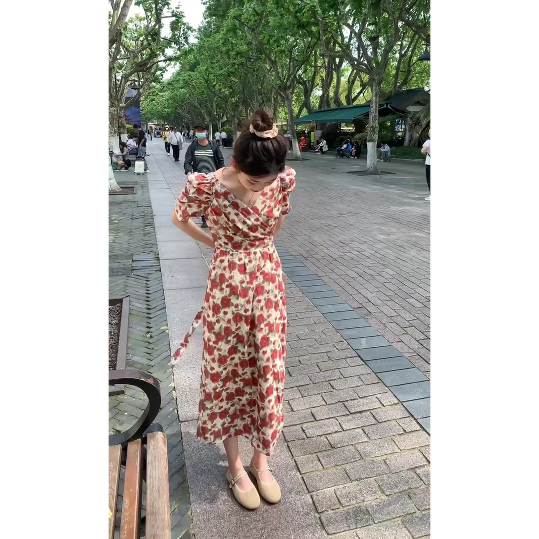 2025夏季新款法式复古红色V领碎花气质洋气减龄收腰显瘦连衣裙女