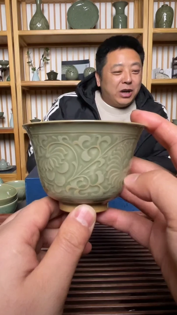 【闪购商品】摆件缠枝菊纹茶碗开片