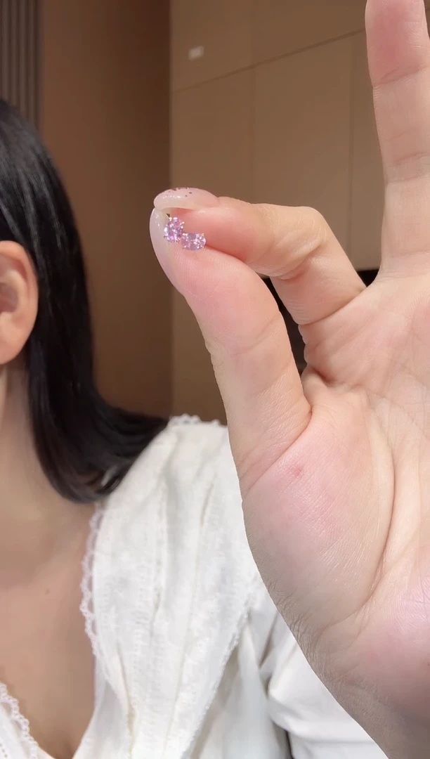 【闪购商品】钻石耳饰18K金镶嵌粉蓝宝耳钉