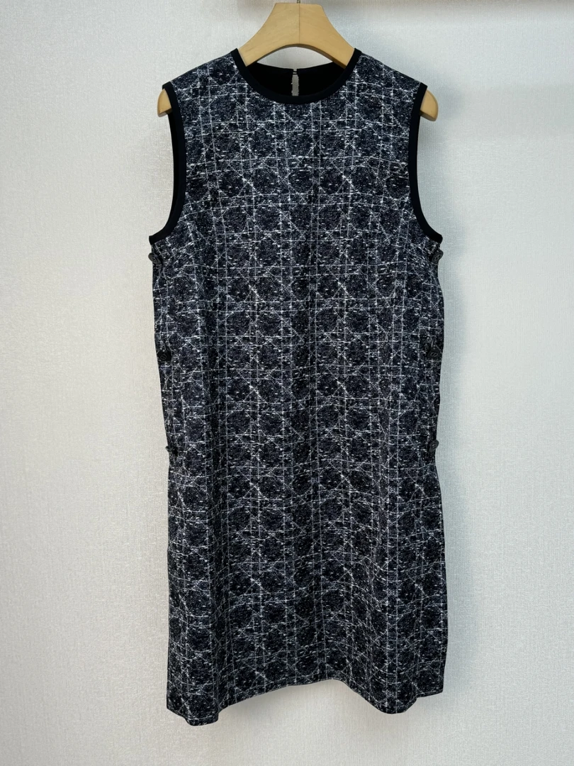 慕溢-591无袖侧开叉扣连衣裙