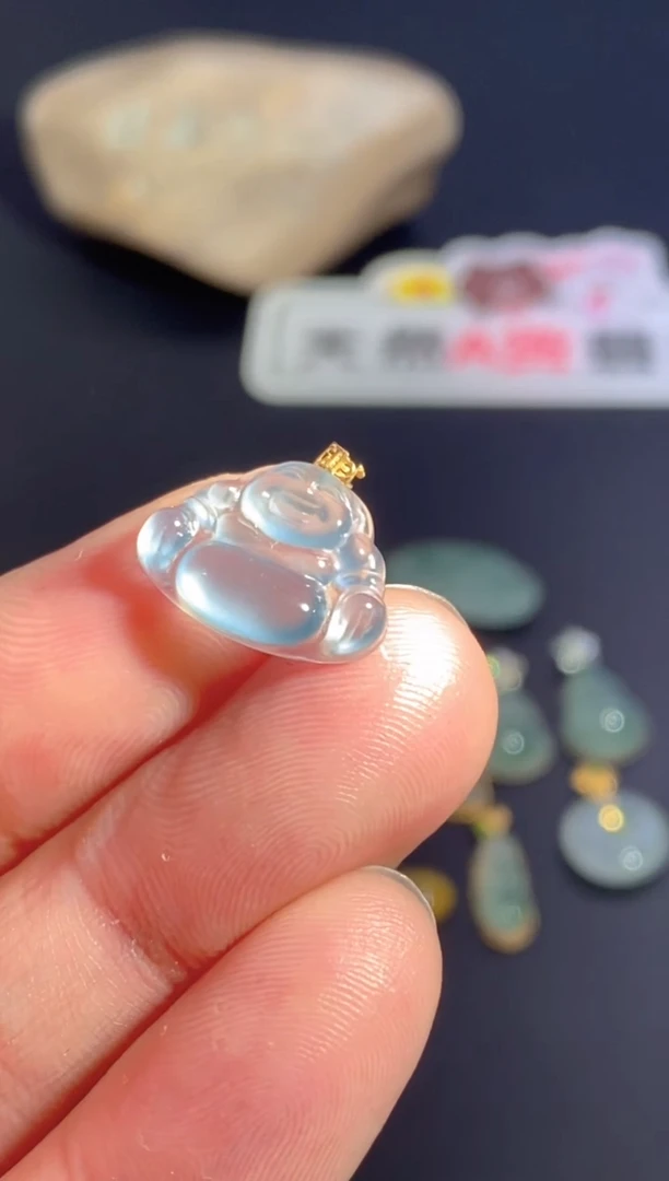 颈饰18K金镶嵌翡翠