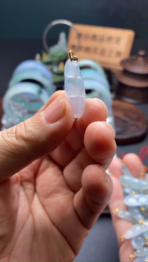 颈饰18K金镶嵌翡翠豆子