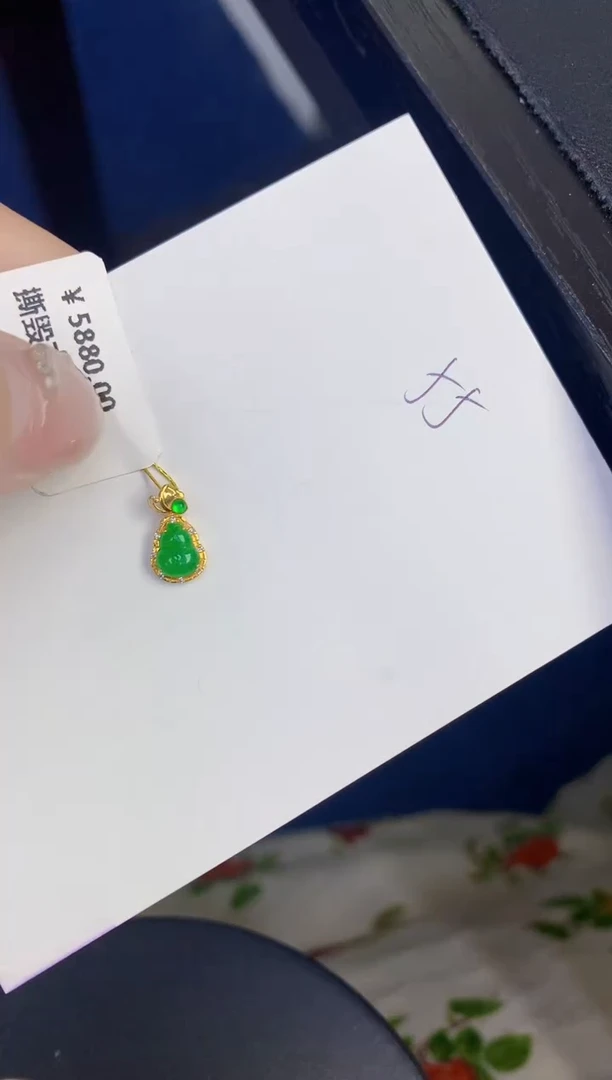 颈饰18K金镶嵌翡翠缅甸天然翡翠a货