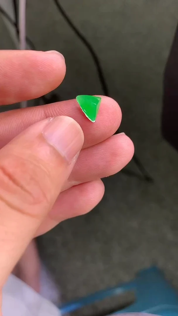 翡翠未镶嵌颈饰切割